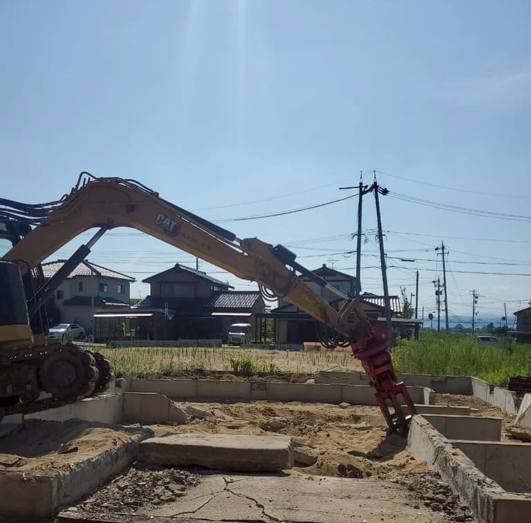 重機による解体作業